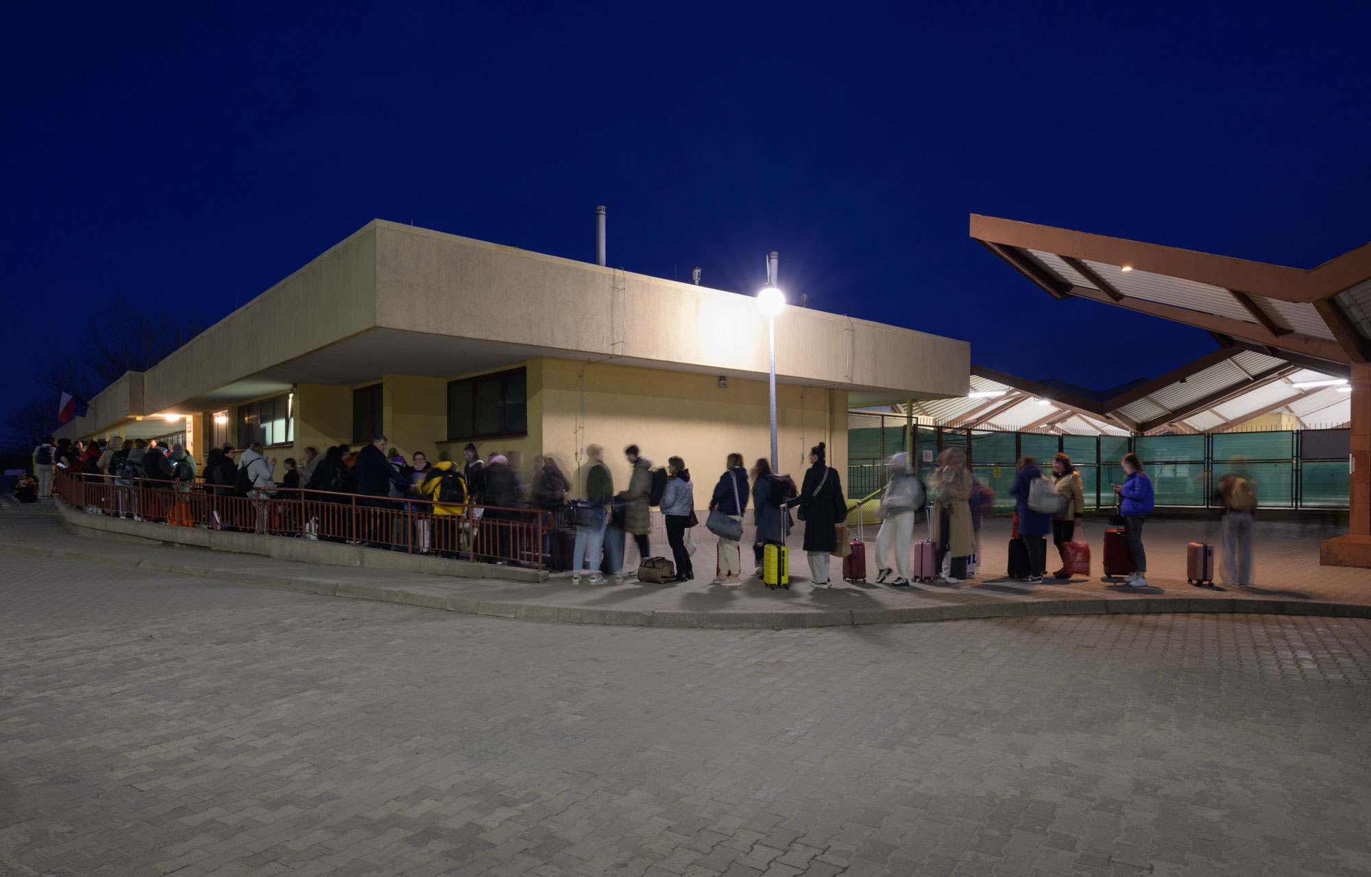 001 Waiting to enter the train, Przemyśl 001 Waiting to enter the train, Przemyśl